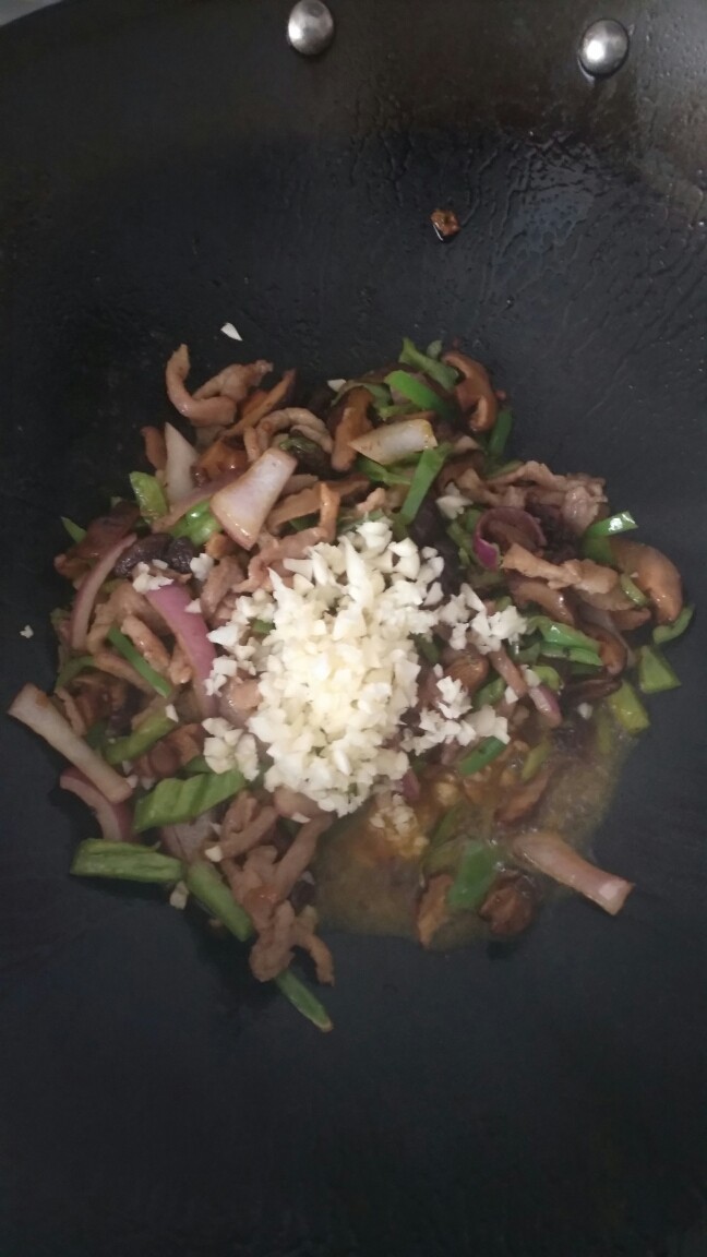 青椒肉丝夹馍,熟了以后,加入蒜泥,放点孜然粉更香