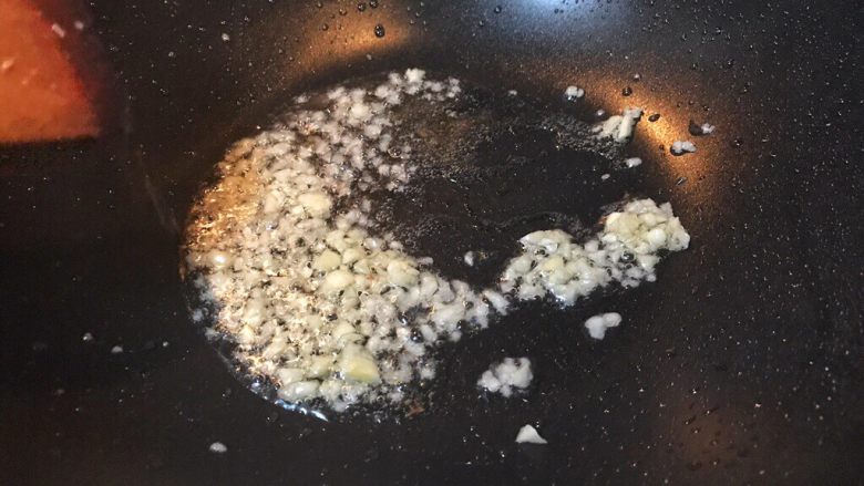 超满足便当(4),少许油 加入蒜末