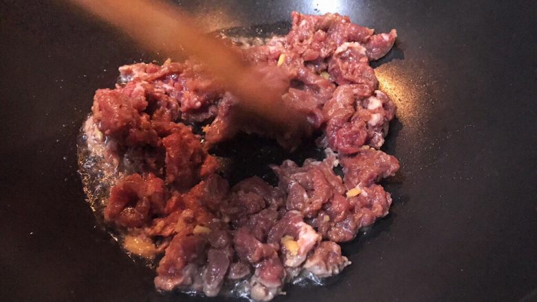 超满足便当(4),油热倒入牛肉