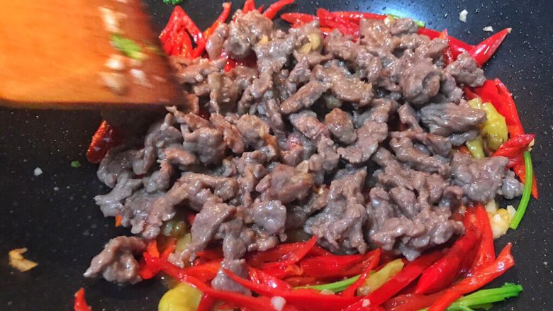 超满足便当(4),倒入牛肉