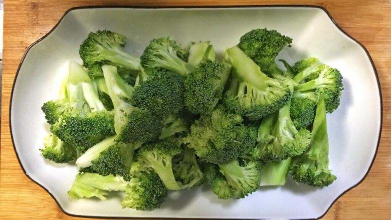 超满足便当(4),西兰花拿水放盐泡十五至二十分钟 然后洗净切块