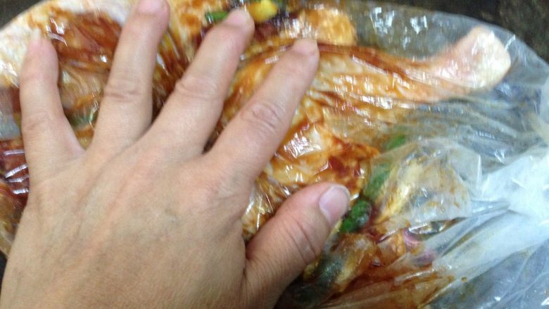 蜜汁叉烧烤鸡腿,用手开始给鸡肉按摩,使所有调料的滋味进入鸡肉,然后密封保存入冰箱腌制48小时(中途再按摩几次进味)