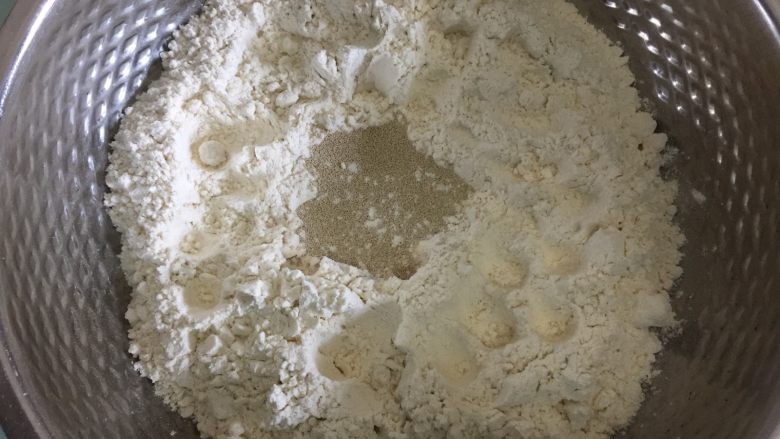 桑葚果汁软欧包,把面粉倒入盆里,加入酵母粉拌匀