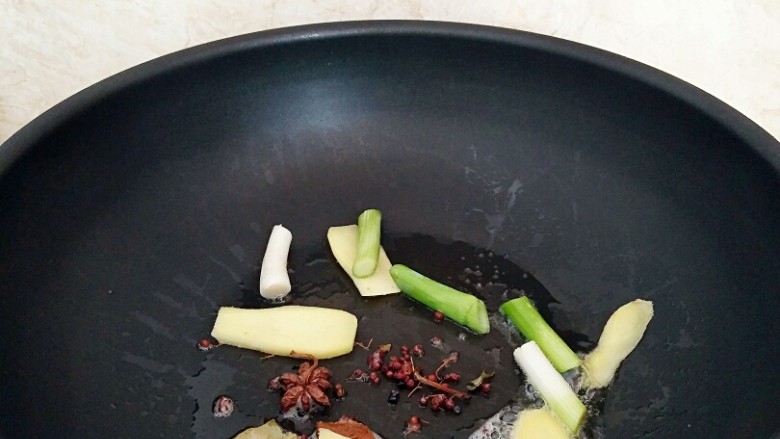 秘制烧鸡块,炒锅烧热,放入<a style='color:red;display:inline-block;' href='/shicai/ 849'>花生油</a>放入花椒粒,八角,桂皮,香叶,姜片,葱段呛锅。