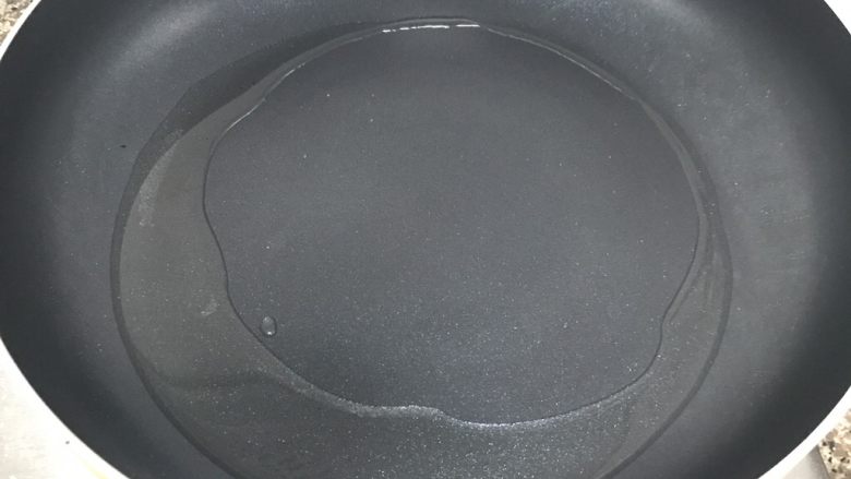 简易油泼面,干净的锅中放入一些食用油,烧热到冒烟。