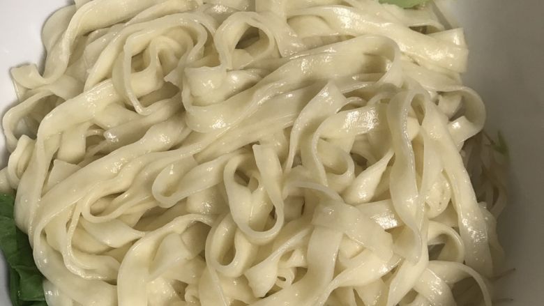 简易油泼面,面条煮好捞出,放入菜的上面。
