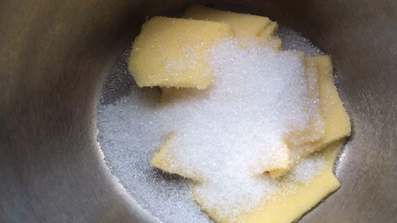 黑米年轮小卷饼干,软化好的黄油加入细砂糖用打蛋头先轻轻搅拌一下,避免打发时细砂糖喷到处都是。