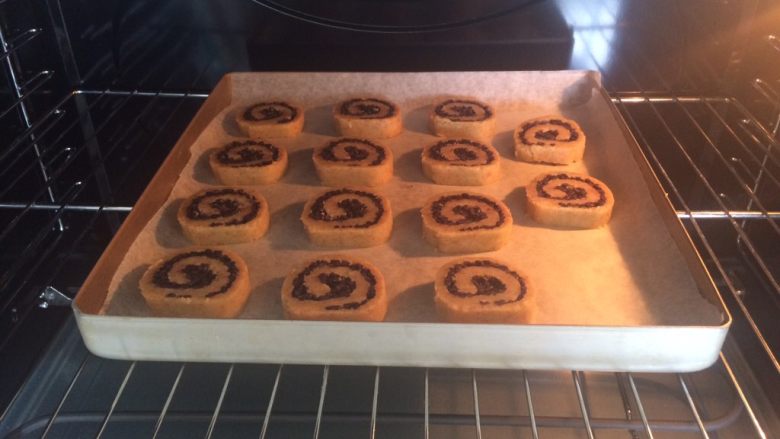 黑米年轮小卷饼干,烤箱预热10分钟,上180度,下165毒,中层,时间20-25分钟,饼干表面金黄色即可。