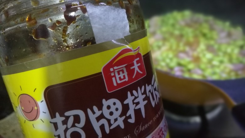 毛豆米炒肉丁,加入一小勺豆瓣酱,家里豆瓣酱没有了我就放了一点海天的拌饭酱