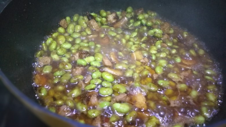 毛豆米炒肉丁,加入少许热水,记得是热水,再加入少许盐,如果用酱料炒的就可以不用放了,自己根据口味放