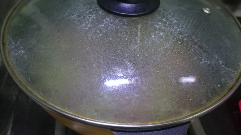毛豆米炒肉丁,加盖煮沸转中小🔥煮几分钟(根据食材量)