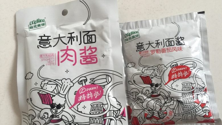 意大利面,准备两包<a style='color:red;display:inline-block;' href='/shicai/ 12045'>意大利面酱</a>,我今天准备的是一包意大利面肉酱和一包意大利面罗勒番茄风味酱!