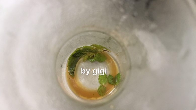 夏日藍莓mojito特飲,杯子加入幾片薄荷葉、白朗姆酒、1勺砂糖用勺子戳幾下讓薄荷葉出味 擠入1/4個檸檬汁