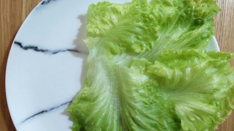 卡通瓢虫三明治,生菜洗净控水,放到盘子上
