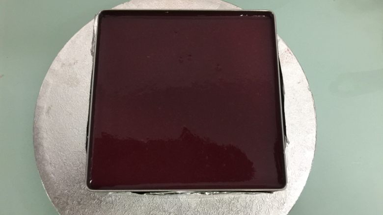 树莓慕斯,倒在冷藏好的树莓慕斯上,放入冰箱冷藏1小时,镜面凝固即可