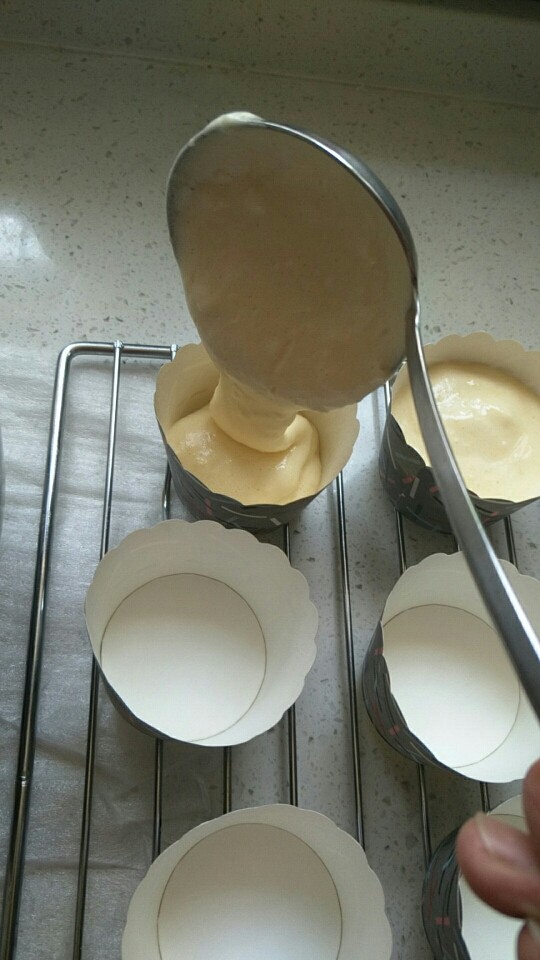 纸杯蛋糕,拌匀后的面糊倒入纸杯八分满即可