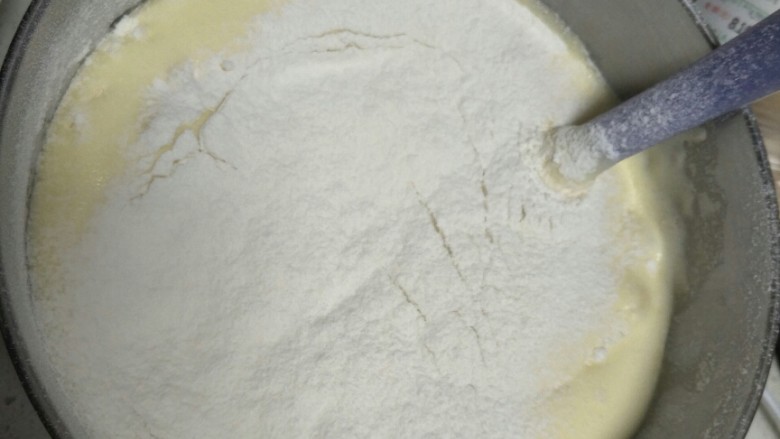 纸杯蛋糕,筛入面粉用十字刀法或者上下法拌匀。不要顺一个方向搅拌
