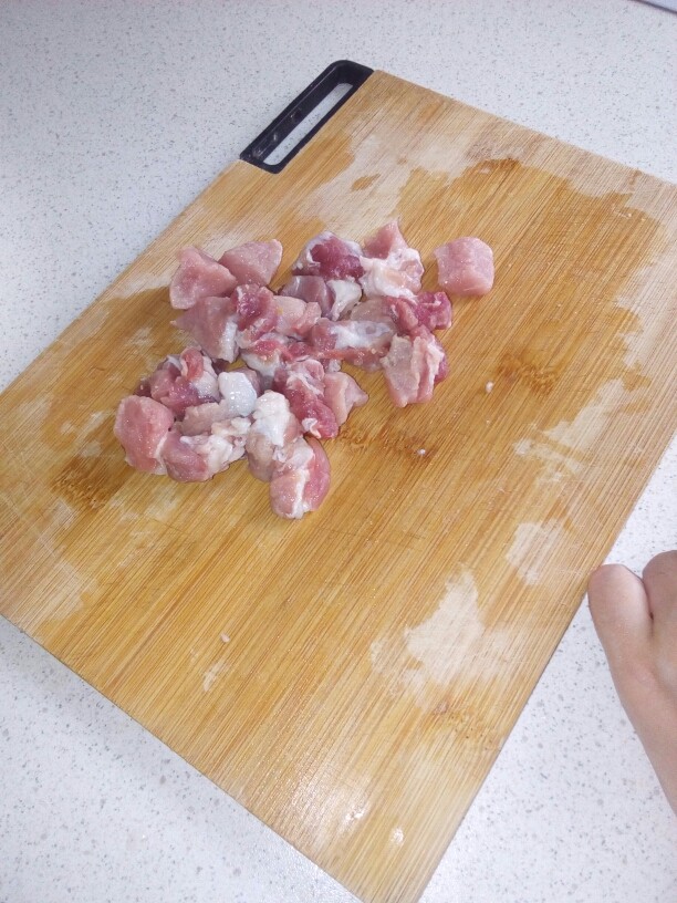 胡萝卜炖猪肉,<a style='color:red;display:inline-block;' href='/shicai/ 414'>猪肉</a>切小块。