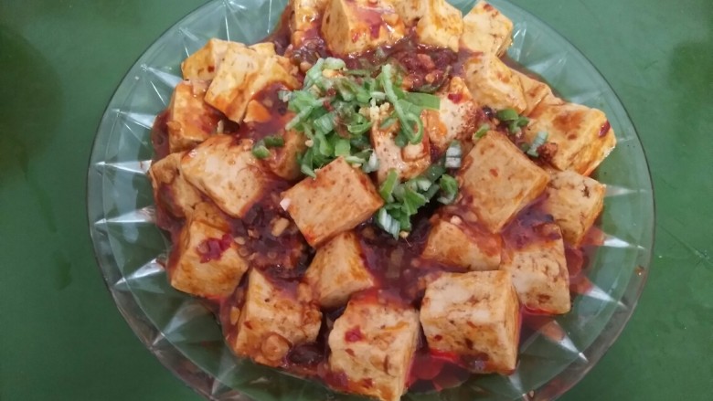麻辣豆腐,加入<a style='color:red;display:inline-block;' href='/shicai/ 756'>鸡精</a>,关火出锅,大功告成。