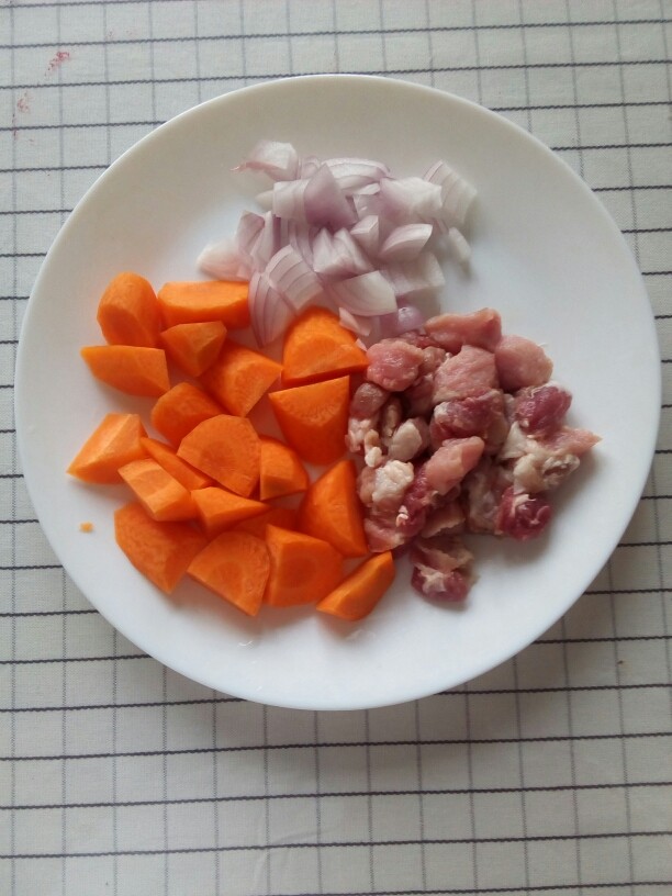 胡萝卜炖猪肉,备用