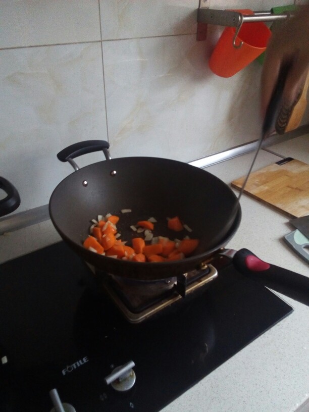 胡萝卜炖猪肉,加入胡萝卜翻炒。