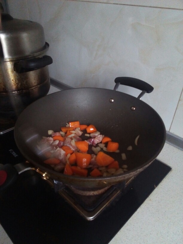 胡萝卜炖猪肉,加入猪肉，加少许<a style='color:red;display:inline-block;' href='/shicai/ 10588'>糖</a>，<a style='color:red;display:inline-block;' href='/shicai/ 788'>生抽</a>，<a style='color:red;display:inline-block;' href='/shicai/ 762'>老抽</a>，盐。