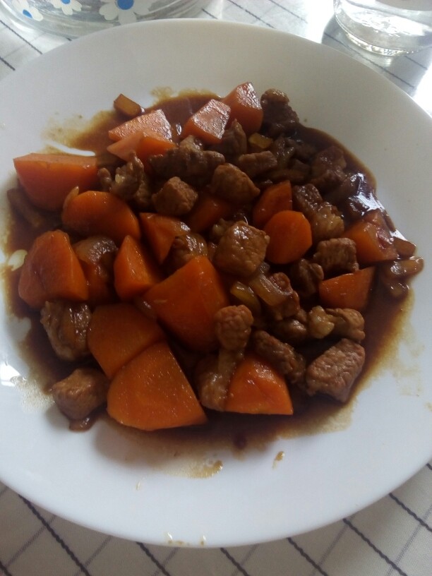 胡萝卜炖猪肉,出锅装盘即可