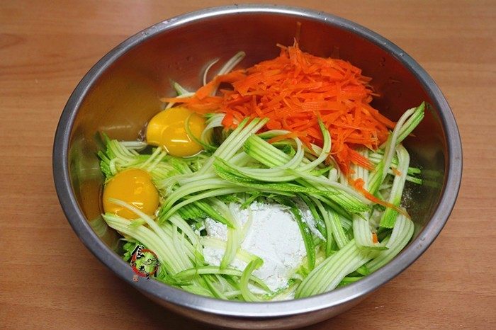 西葫芦鸡蛋煎饼,将胡萝卜丝、西葫芦丝倒入盆中,敲入<a style='color:red;display:inline-block;' href='/shicai/ 9'>鸡蛋</a>、切入葱末