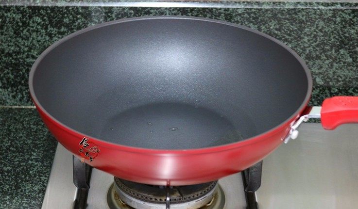 西葫芦鸡蛋煎饼,烧热煎锅【烧热锅再倒油这个步骤要记得,否则容易粘锅,糊底】