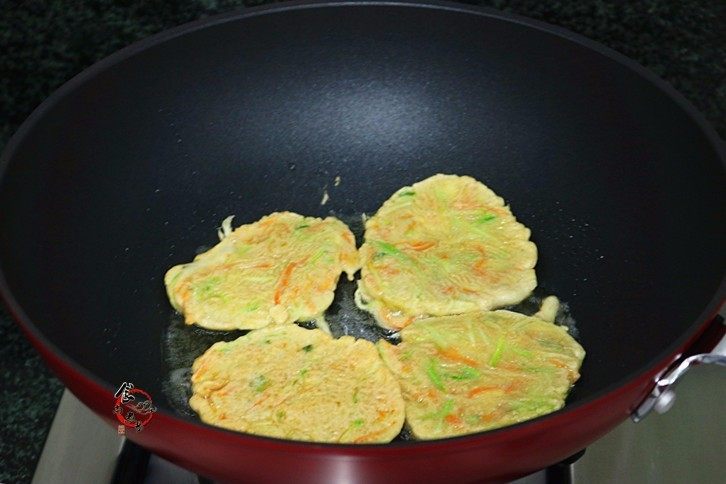西葫芦鸡蛋煎饼,等面糊定型,端起煎锅轻轻晃动一下