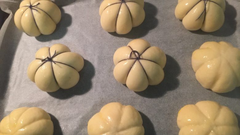 南瓜形豆沙包,放入烤箱低温发酵1小时,发酵完成后在面包坯表面刷鸡<a style='color:red;display:inline-block;' href='/shicai/ 1118'>蛋液</a>