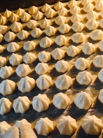 宝宝酸奶溶豆,烤好啦,怎样鉴定烤没烤好,拿一个起来,底部不沾油纸很光滑说明就好了,冷透立马装盒密封,不装盒密封一会就要软掉了,那就不好吃啦!