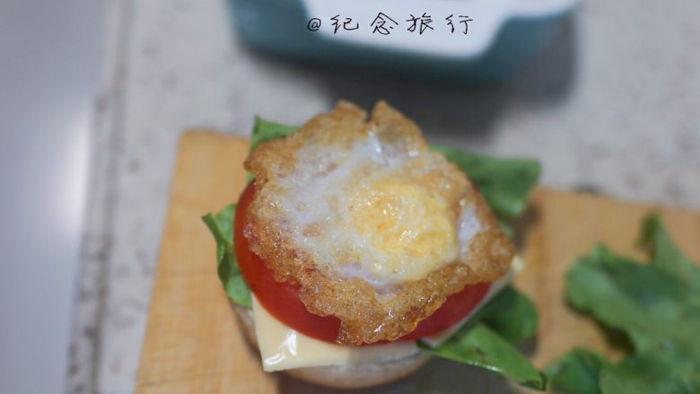 萌萌哒迷你猫咪汉堡包,依次放入生菜、芝士、番茄、鹌鹑蛋、生菜即可