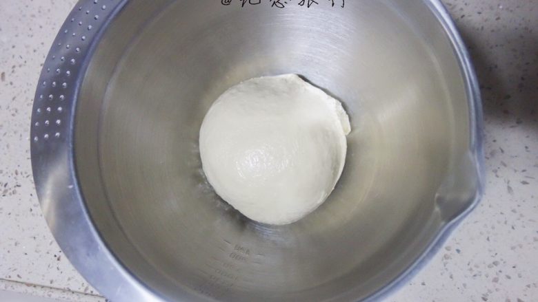 萌萌哒迷你猫咪汉堡包,把高粉175g 低粉20g 糖20g 鸡蛋20g 盐2.5g 酵母2g冰水100g软化的黄油15g放入面包机,直接按揉面,因为不是做吐司所以对面团要求不高,可以一次性加入所有材料,水的话预留一部分,因为每个面粉的吸水量还是会有差别的,按发酵面团功能自动做就好了,手揉成扩展阶段即可