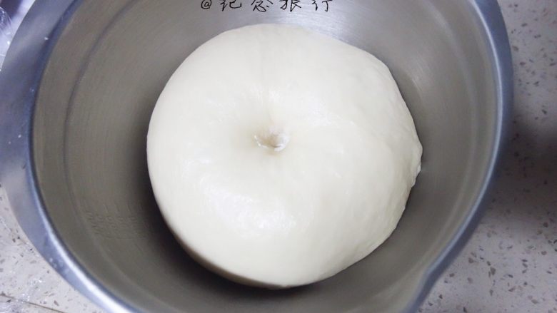 萌萌哒迷你猫咪汉堡包,盖上保鲜膜室温发酵到2倍大不塌陷不会缩即可