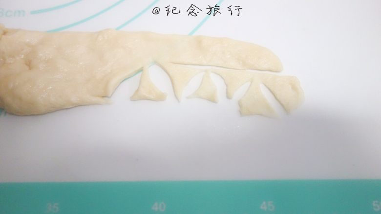 萌萌哒迷你猫咪汉堡包,排气后取一部分擀成薄片切出三角形做猫咪耳朵,0.5g一个做猫咪的脚,每只要两个脚,尾巴2g一个你可以做两个尾巴的