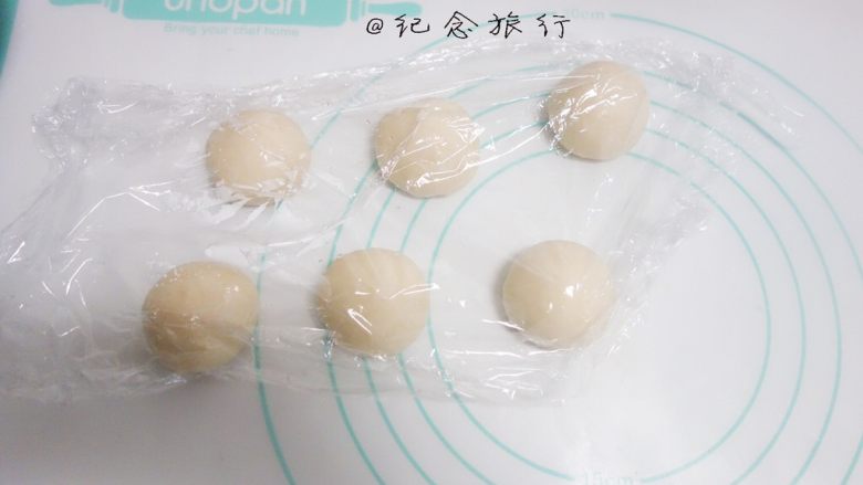 萌萌哒迷你猫咪汉堡包,
将剩下的面团平均分成6份,整圆静置15分钟左右,面团每个55g左右