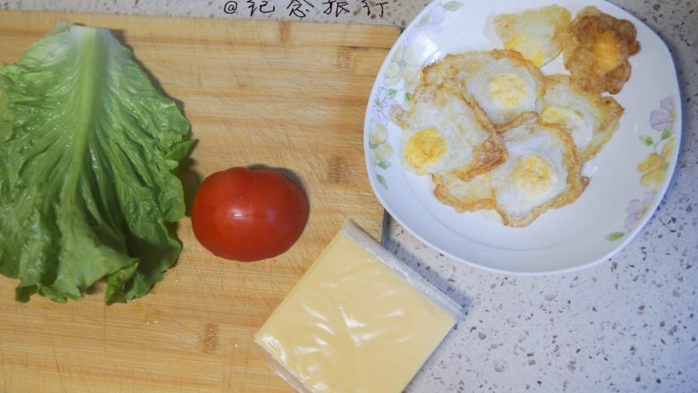 萌萌哒迷你猫咪汉堡包,将面包对半剖开把准备好鹌鹑蛋、番茄、生抽、生菜、芝士片放入面包夹好