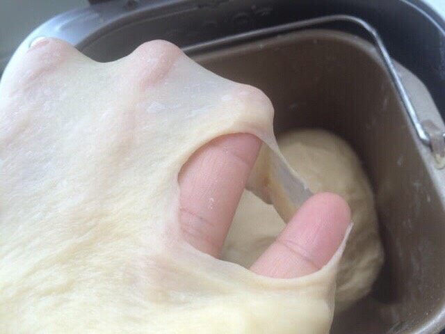 菠萝包,揉好后的面团拿一小块出来,能拉出有韧性不易破的手套膜或破了的边缘光滑整洁就好了。
然后面包机按发酵程序开始一发,发酵至2-2.5倍大,我这次发酵了40分钟,仅供参考。