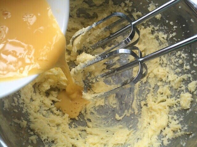 菠萝包,鸡蛋放入碗中打散,分3次加入黄油中继续打发,每一次加入鸡蛋液必须充分打发均匀才能加入下一次,以此类推。