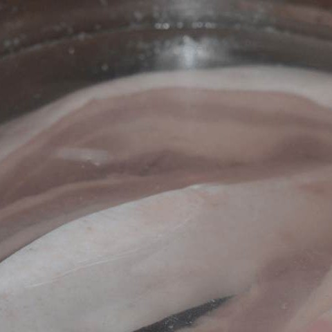 小炒肉,烧一锅开水，水开后把五花肉放入，放一点盐和料酒！