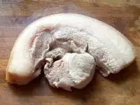 小炒肉,转中大火。煮八分钟后，把肉捞出。晾凉！