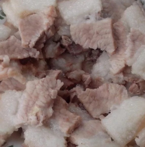 小炒肉,辅菜切完之后，肉差不多凉了切成薄片儿。