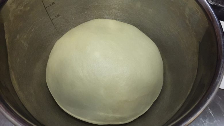 黑椒鸡肉汉堡,将面团搓圆放入盆内,盖上保鲜膜一发