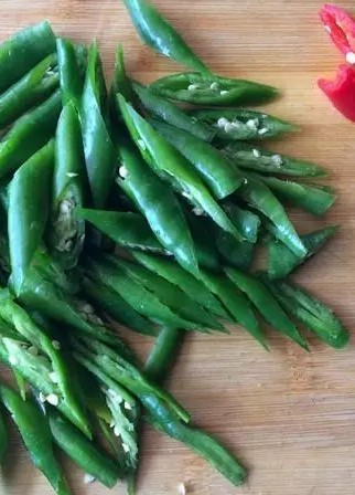 小炒肉,青红线椒，斜切段。