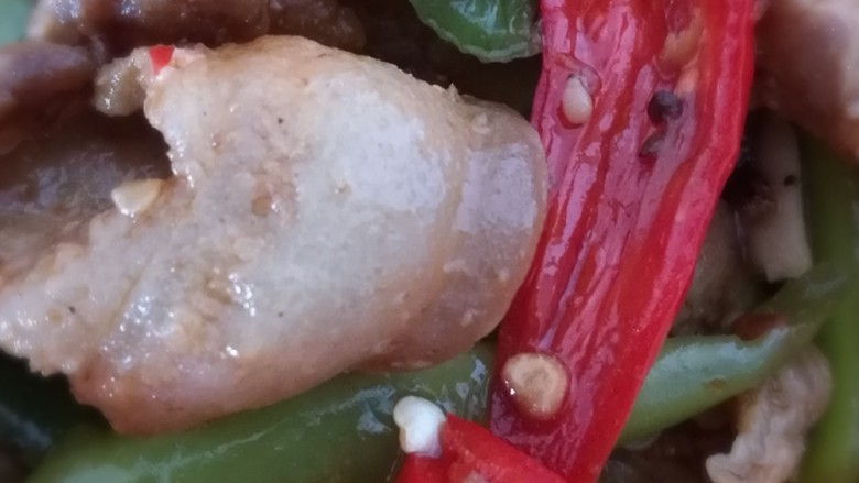 小炒肉,翻炒三分钟后放入香芹<a style='color:red;display:inline-block;' href='/shicai/ 85026'>青蒜苗</a>，继续大火翻炒两分钟即可出锅！