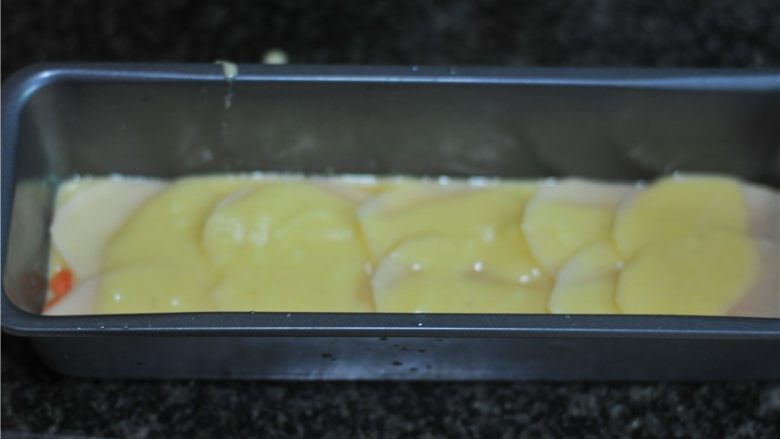 蔬菜隐形蛋糕,铺上土豆片,继续淋上一勺糊糊