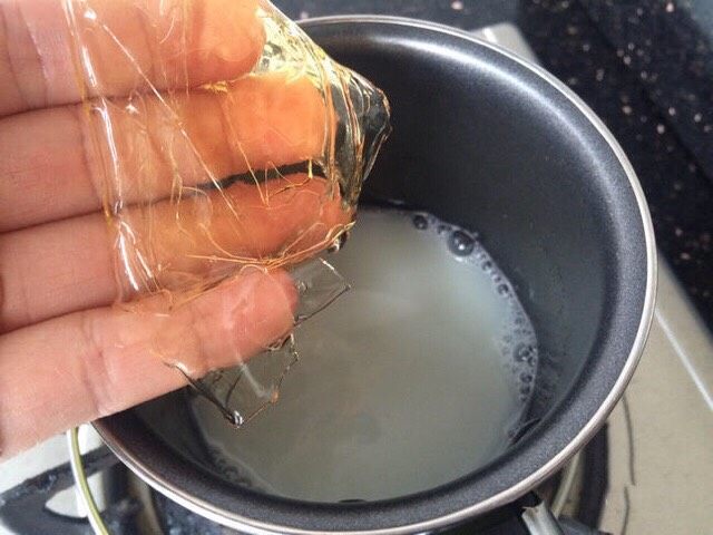 芒果酸奶冻,糖融化后把火关掉,等3分钟左右,加入泡软的吉利丁片,搅拌直至吉利丁片完全融化跟纯牛奶融合一体。