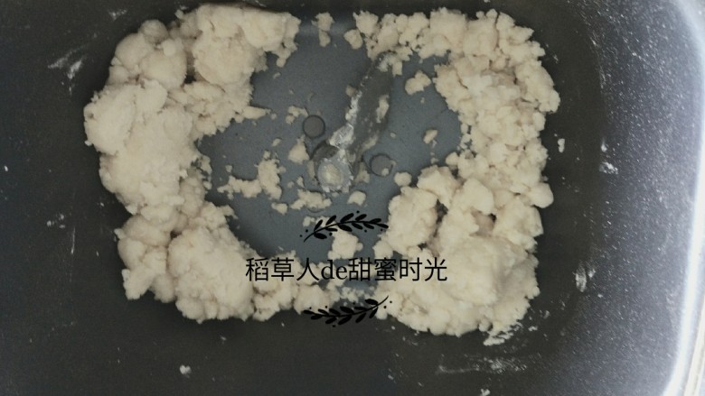 老北京牛舌饼,油酥材料混合,揉匀,盖保鲜膜备用。