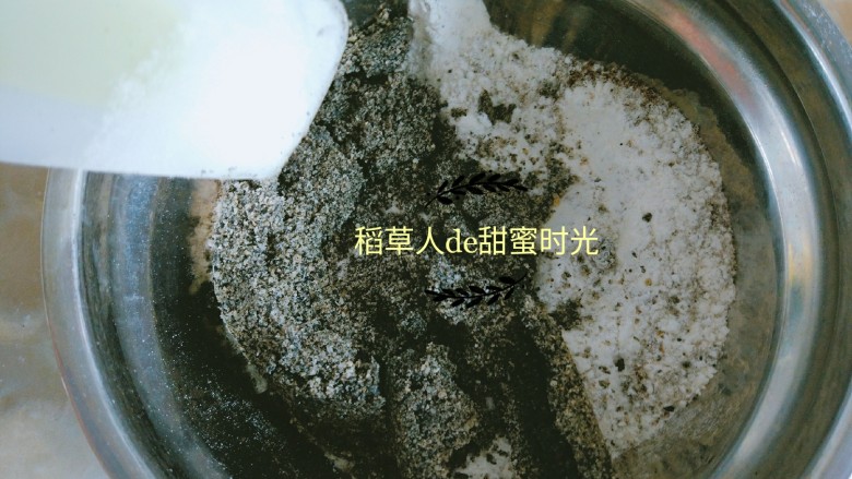 老北京牛舌饼,将2中材料和其他馅料混合,揉匀。